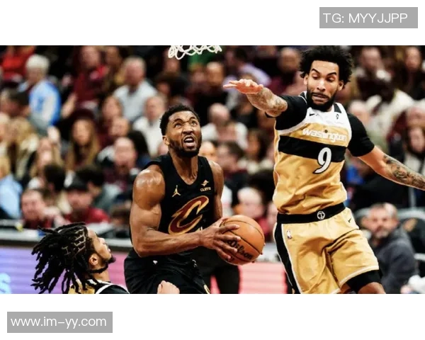 梅里尔外线火力全开三分球10投4中贡献20分3助攻2抢断表现抢眼 梅里尔外线火力全开三分球10投4中贡献20分3助攻2抢断表现抢眼