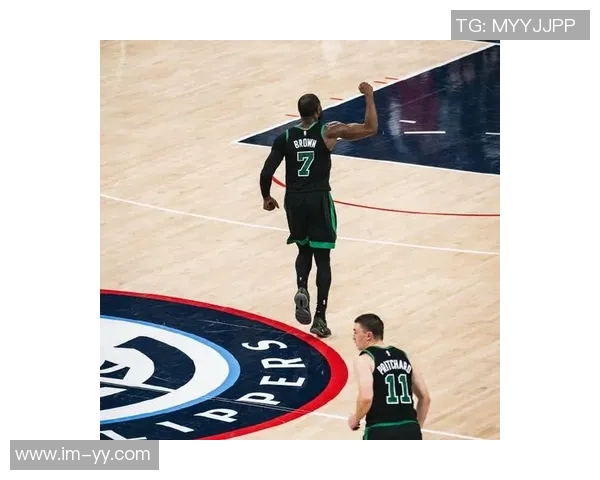 高效全能表现杰伦布朗三节狂砍28分7板9助三分球完美4中4 高效全能表现杰伦布朗三节狂砍28分7板9助三分球完美4中4